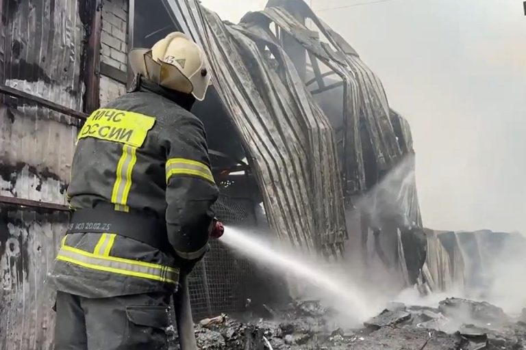 В Тверской области сгорел обувной склад