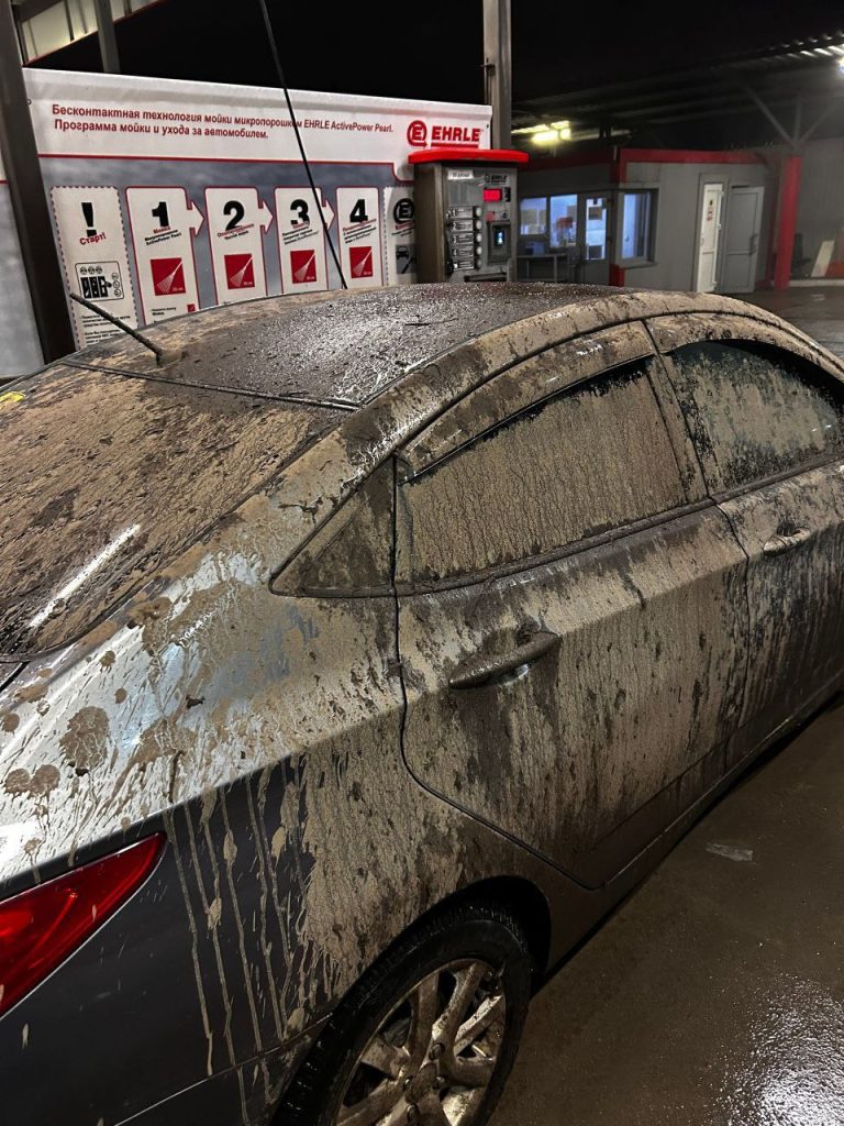 В Твери автомобиль залили цементом