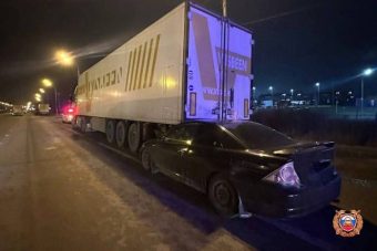 На М-10 в Тверской области женщина на легковушке протаранила стоявшую фуру