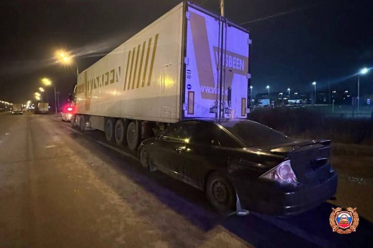 На М-10 в Тверской области женщина на легковушке протаранила стоявшую фуру
