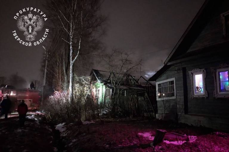 Два человека погибли при пожаре в Тверской области