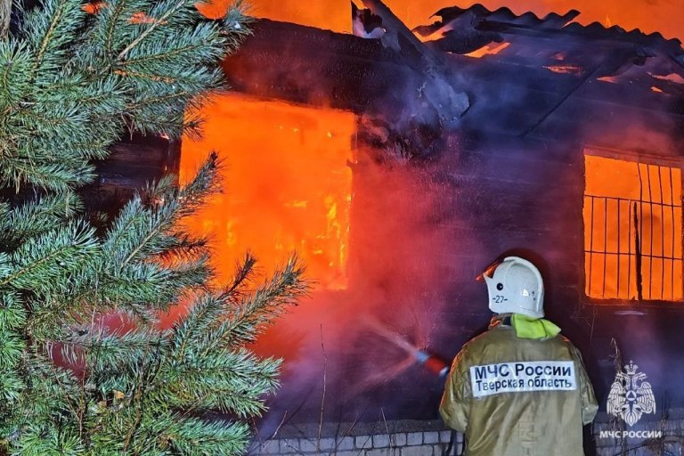 В Тверской области пылали два строения