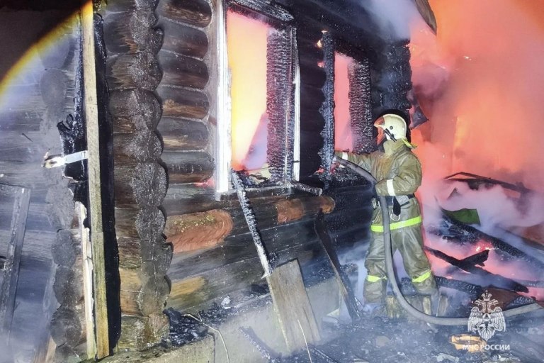 В Тверской области пылали два строения