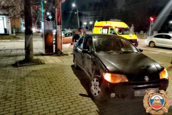 Женщина пострадала в столкновении легковушек на перекрестке в Твери Женщина пострадала в столкновении легковушек на перекрестке в Твери