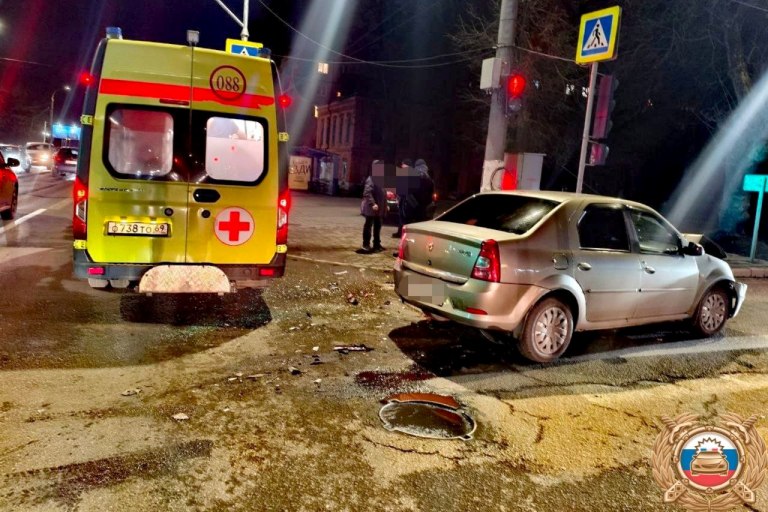 Женщина пострадала в столкновении легковушек на перекрестке в Твери