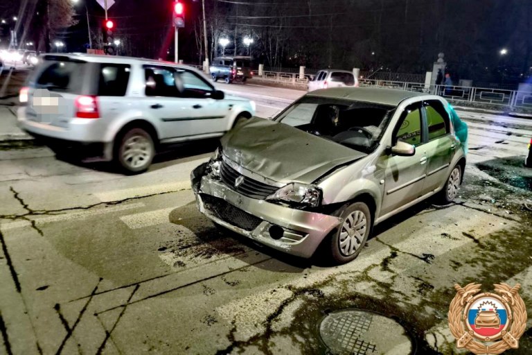 Женщина пострадала в столкновении легковушек на перекрестке в Твери
