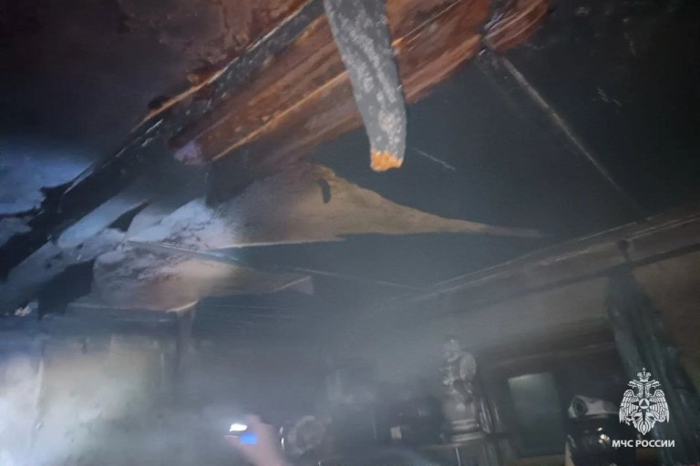 В Тверской области полыхал жилой дом