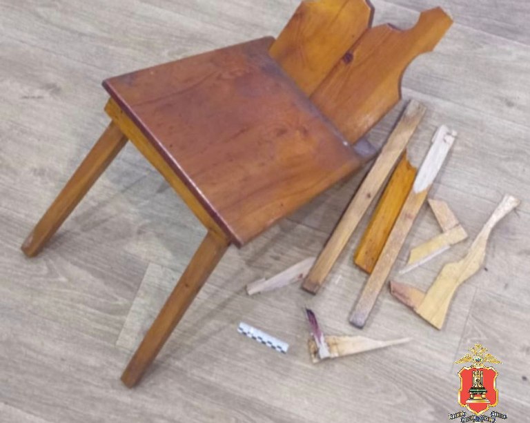 Житель Тверской области из-за девушки чуть не убил табуретом родного брата