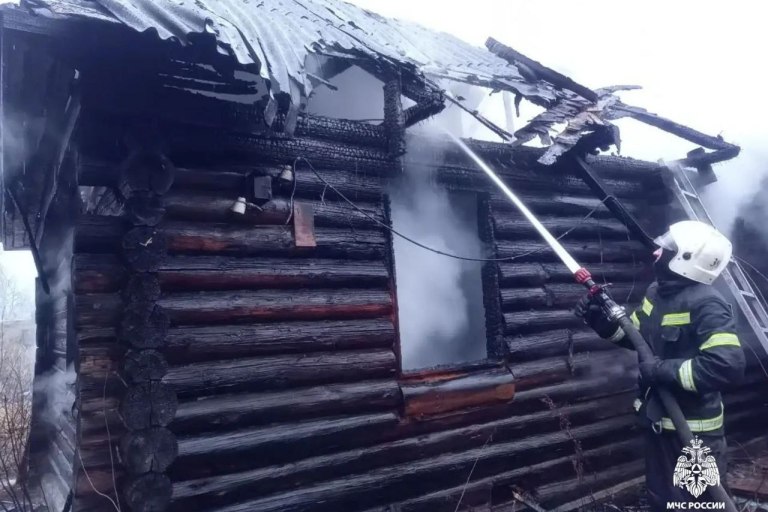 В Тверской области дотла сгорело заброшенное строение