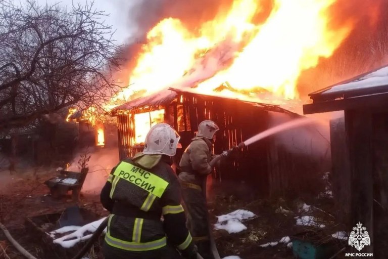 В Тверской области дотла сгорело заброшенное строение