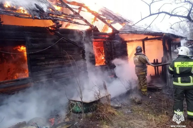 В Тверской области дотла сгорело заброшенное строение