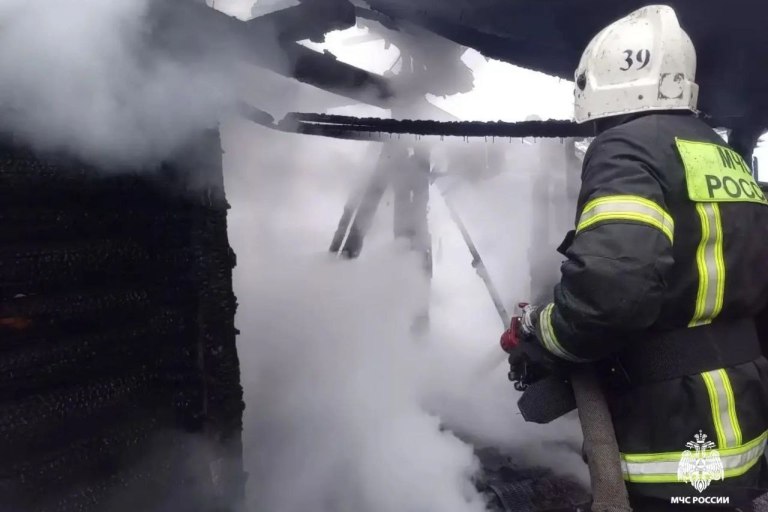 В Тверской области дотла сгорело заброшенное строение