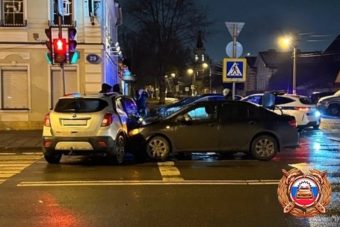 Три человека пострадали в ДТП на перекрестке в Твери Три человека пострадали в ДТП на перекрестке в Твери