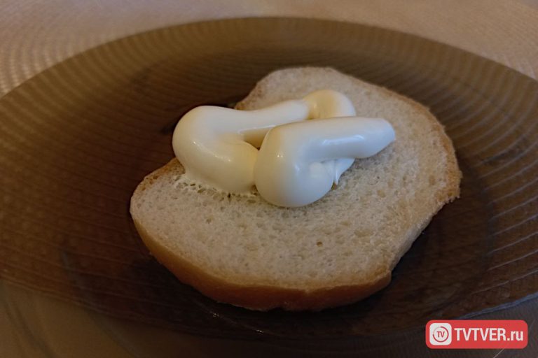 Стало известно, кому нужно ограничить употребление майонеза в новогодние праздники