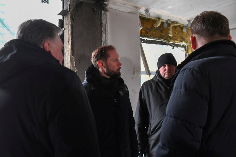 Виталий Королев проинспектировал ход восстановительных работ в доме, пострадавшем после атаки БПЛА в Твери