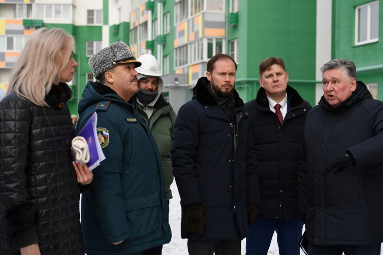 Виталий Королев проинспектировал ход восстановительных работ в доме, пострадавшем после атаки БПЛА в Твери