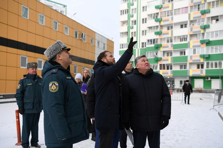 Виталий Королев проинспектировал ход восстановительных работ в доме, пострадавшем после атаки БПЛА в Твери