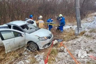 Под Тверью легковушка вылетела в кювет и протаранила мачту освещения