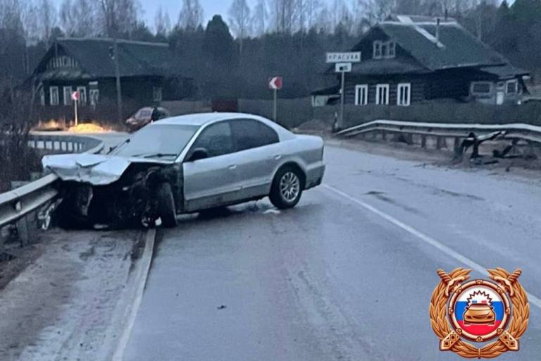 В Тверской области девушка на иномарке протаранила металлическое ограждение
