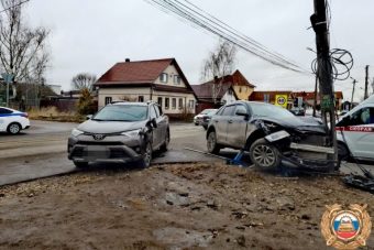 В Твери вылетевший на тротуар кроссовер сбил двоих детей