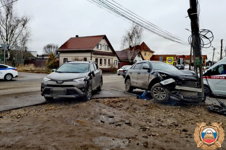 В Твери вылетевший на тротуар кроссовер сбил двоих детей