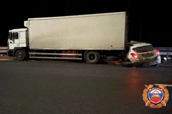 В Тверской области на трассе М-11 машина въехала в грузовик из-за неудачного манёвра