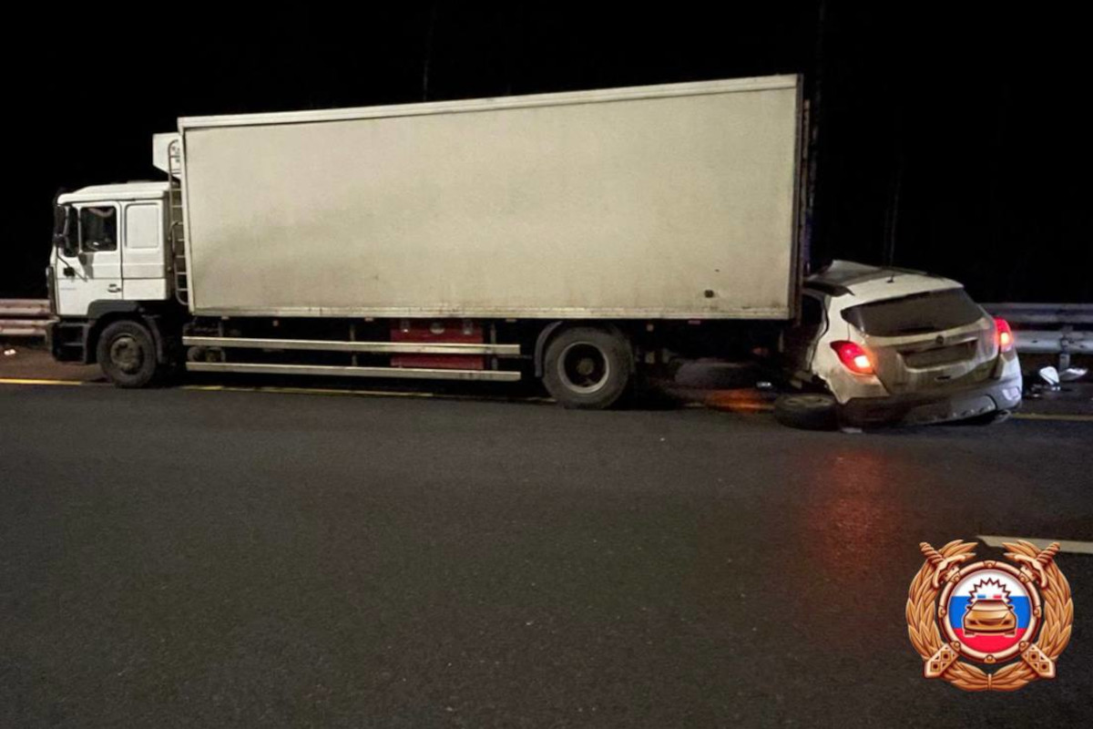 В Тверской области на трассе М-11 машина въехала в грузовик из-за неудачного манёвра