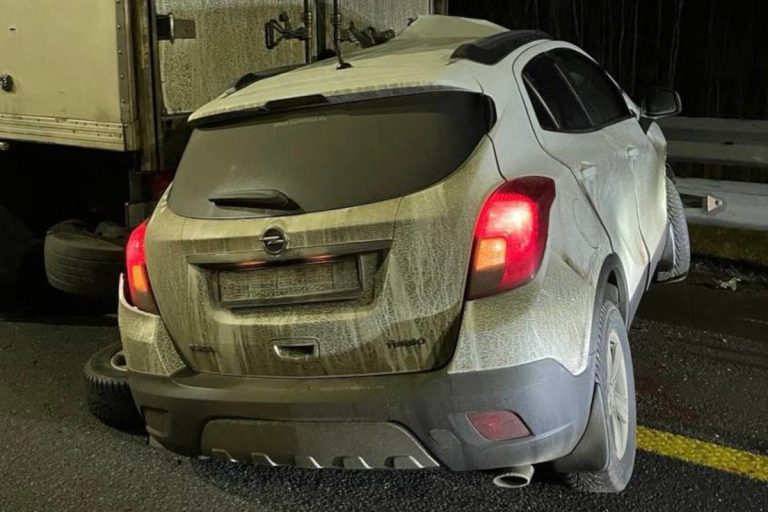 В Тверской области на трассе М-11 машина въехала в грузовик из-за неудачного манёвра