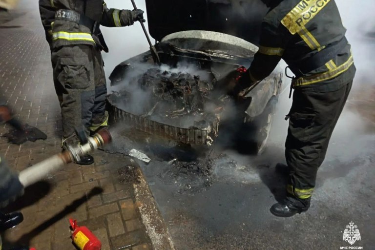 На парковке в Твери сгорел автомобиль