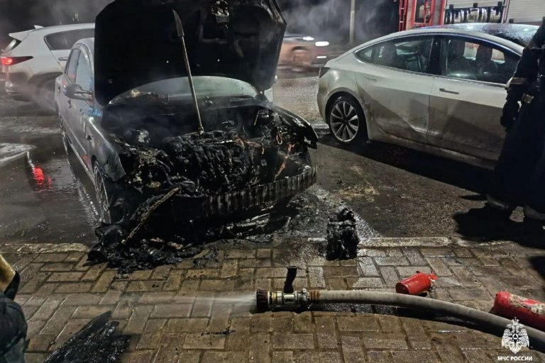 На парковке в Твери сгорел автомобиль