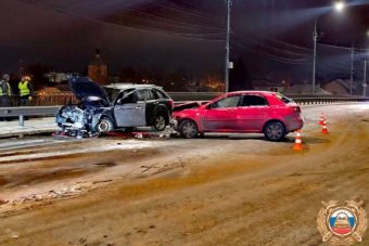 Два водителя пострадали в столкновении иномарок на мосту в Твери