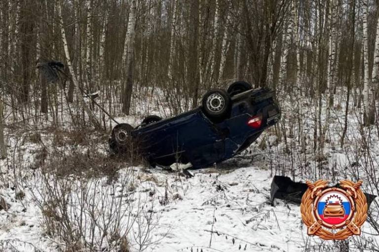 В Тверской области легковушка перевернулась на крышу, наехав на препятствие