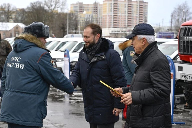 Виталий Королев вручил региональные награды и передал спецтранспорт спасателям Тверской области