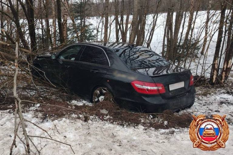 В Тверской области Mercedes вылетел в кювет