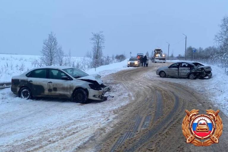 Выезд на встречную полосу спровоцировал жесткое ДТП в Тверской области