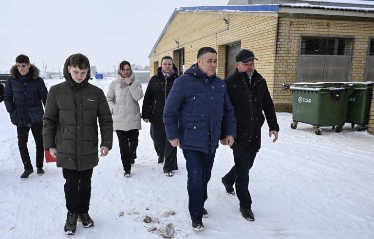 Полномочный представитель президента РФ в СЗФО Игорь Руденя вручил подарок ученику, создавшему видеоролик про ЗАО «Калининское»