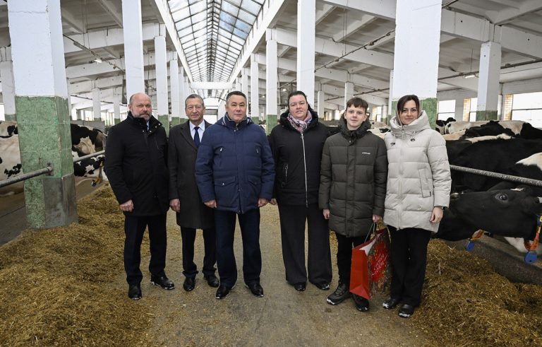 Полномочный представитель президента РФ в СЗФО Игорь Руденя вручил подарок ученику, создавшему видеоролик про ЗАО «Калининское»