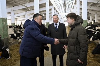 Полномочный представитель президента РФ в СЗФО Игорь Руденя вручил подарок ученику, создавшему видеоролик про ЗАО «Калининское»