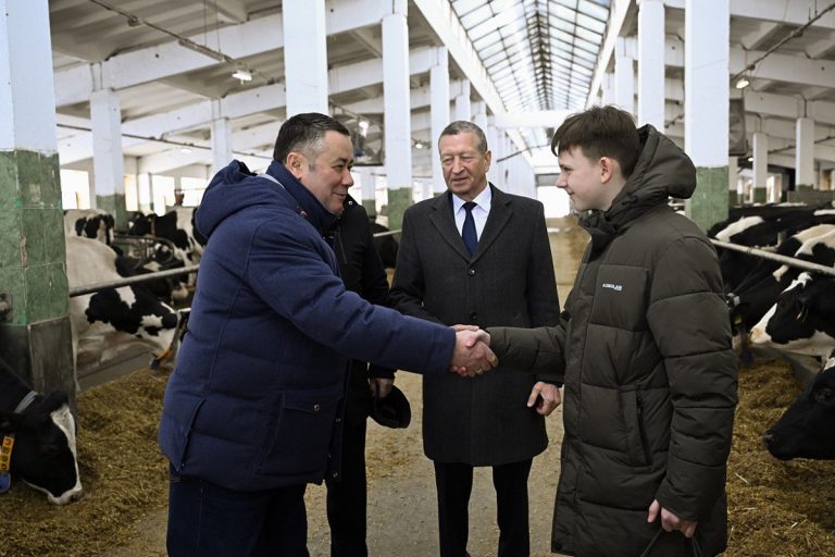 Полномочный представитель президента РФ в СЗФО Игорь Руденя вручил подарок ученику, создавшему видеоролик про ЗАО «Калининское»