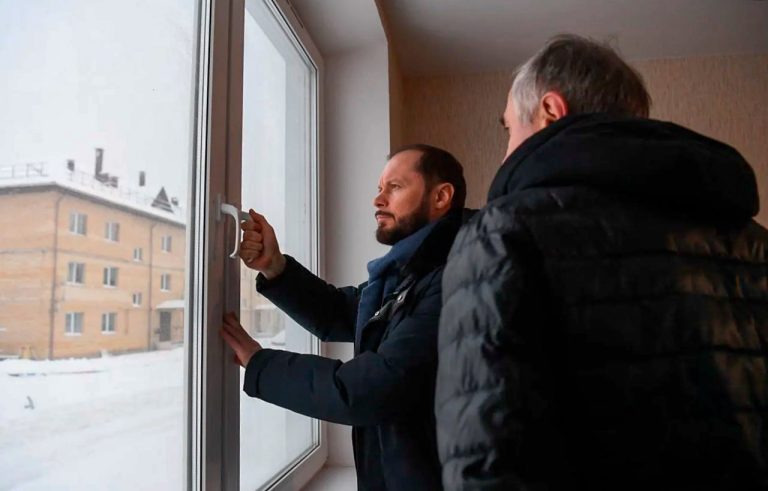 Врио губернатора Тверской области вручил ключи от новой квартиры многодетной семье