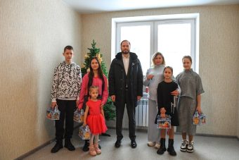 Виталий Королев вручил ключи от новой квартиры многодетной семье