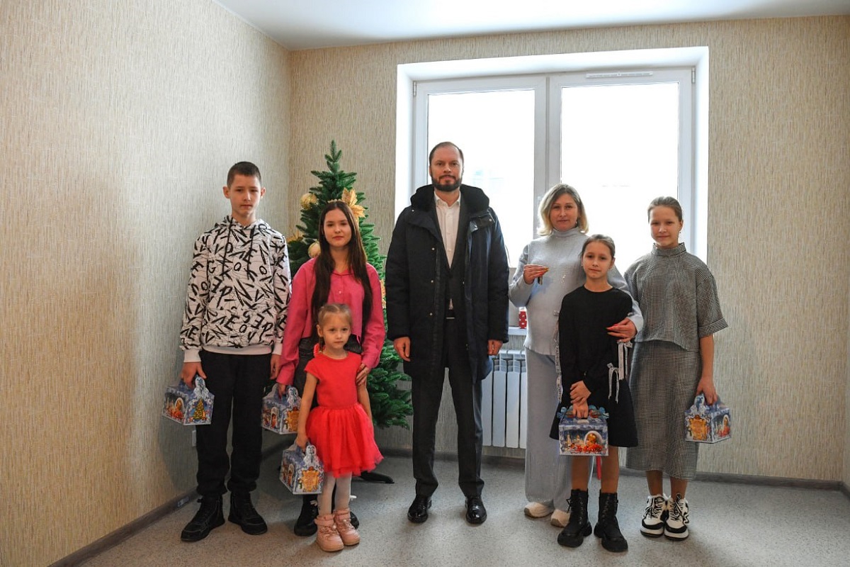 Врио губернатора Тверской области вручил ключи от новой квартиры многодетной семье