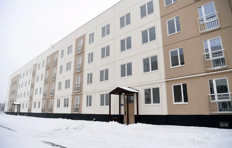 Врио губернатора Тверской области вручил ключи от новой квартиры многодетной семье