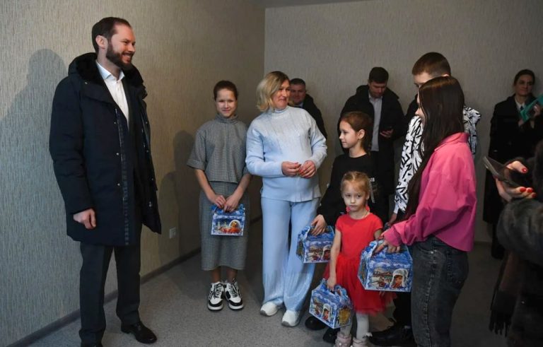 Врио губернатора Тверской области вручил ключи от новой квартиры многодетной семье