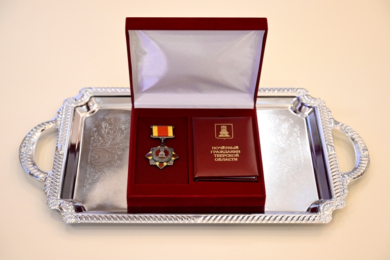 Виталий Королев вручил легендарному хоккеисту Илье Ковальчуку знак и удостоверение Почетного гражданина Тверской области