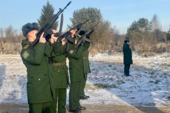 Жители Тверской области под звуки траурного залпа простились с рядовым, погибшим на СВО