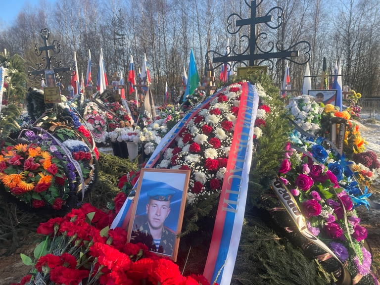 Жители Тверской области под звуки траурного залпа простились с рядовым, погибшим на СВО