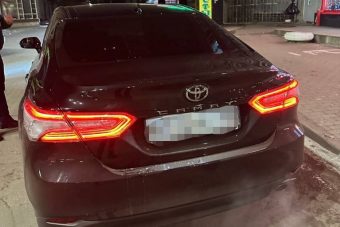 В Твери пьяный водитель закрылся в машине и пытался уйти от погони