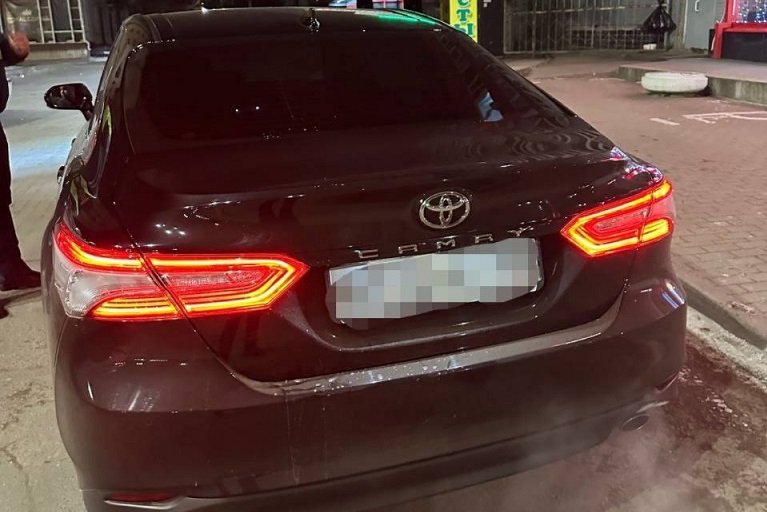 В Твери пьяный водитель закрылся в машине и пытался уйти от погони