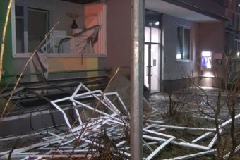 Появилось видео с места падения обломков БПЛА на многоэтажный дом в Твери Появилось видео с места падения обломков БПЛА на многоэтажный дом в Твери